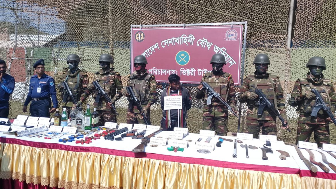 শরীয়তপুরে সেনাবাহিনীর অভিযানে বিপুল পরিমাণ অস্ত্র, গোলাবারুদ , মাদকসহ ১ নারী ও ১ যুবক গ্রেফতার