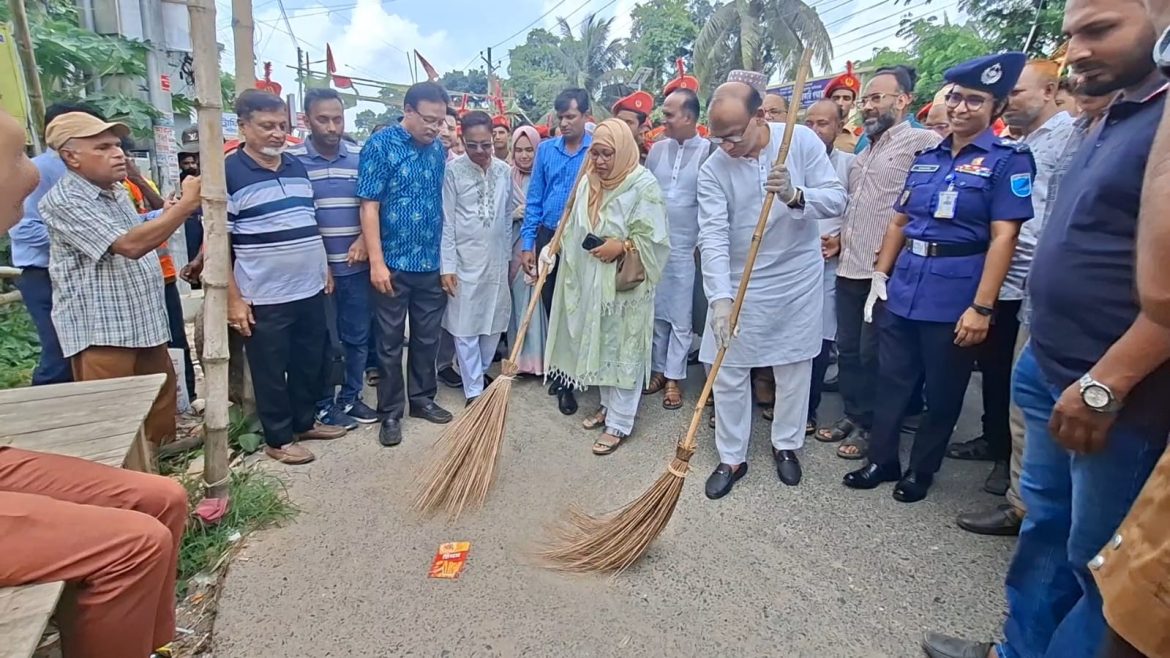 শরীয়তপুরে ডেঙ্গু প্রতিরোধের এমপির নেতৃত্বে পরিস্কার পরিচ্ছন্নতা অভিযান