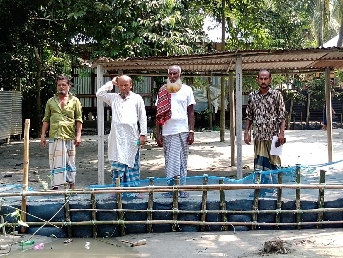 বৈধ কাগজপত্র  থাকা স্বত্বেও প্রভাবশালীদের দাপটে বাপ দাদার জমি থেকে বিতাড়িত করার অভিযোগ প্রভাবশালীর বিরুদ্ধে