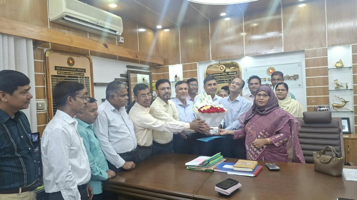 শরীয়তপুর কালেক্টটরেট সরকারী কর্মচারী কল্যাণ সমিতির পক্ষ থেকে জেলা প্রশাসককে ফুলেল শুভেচ্ছা